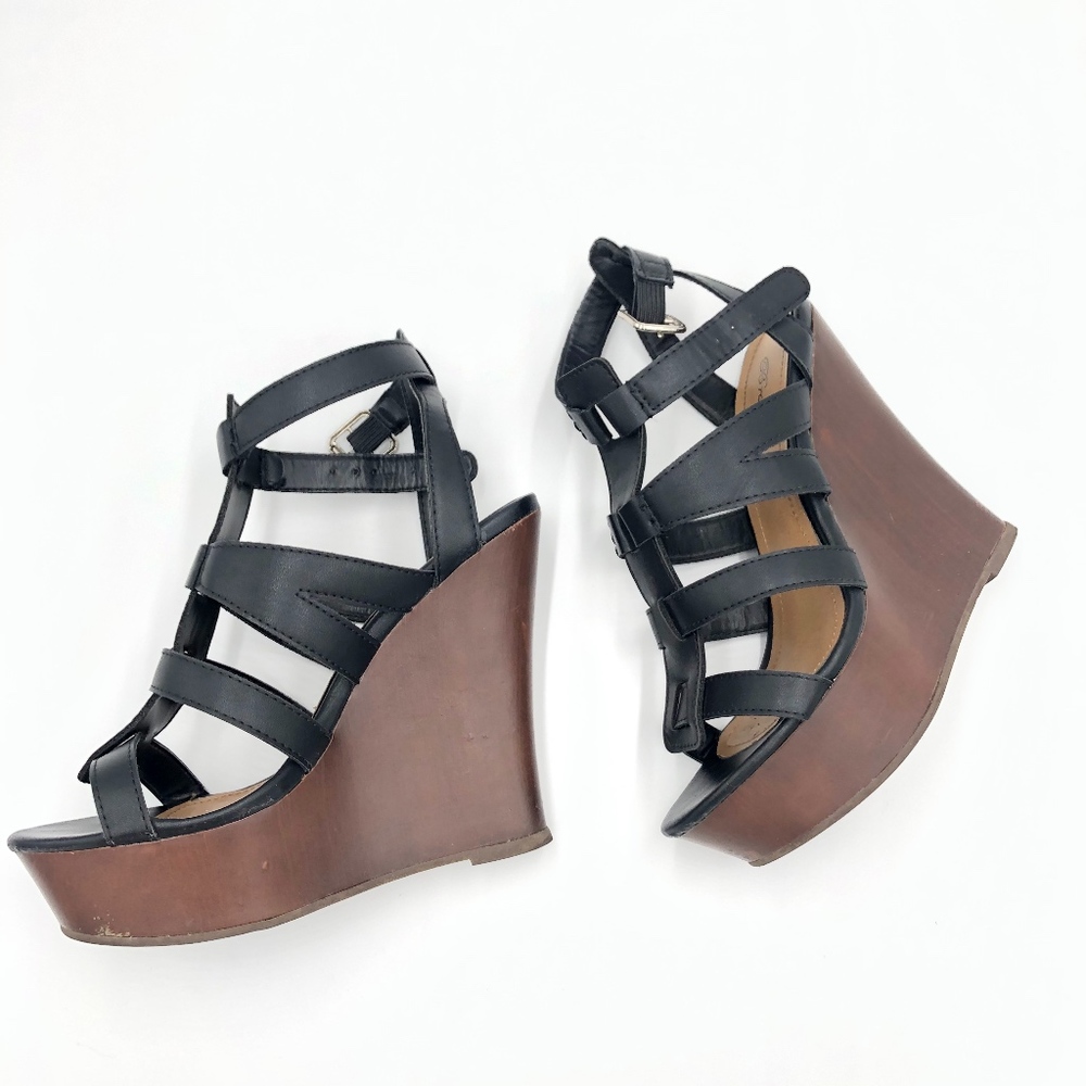 🌵 BRECKELLE'S WEDGE HIGH HEELED SHOE SIZE 8